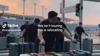 چمدون های‌ اسکیز برای ادامه تور در اروپا XD کپ- :) ♡