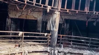 آتش سوزی بزرگ پاساژ و سالم ماندن مسجد در همان پاساژ مابین طبقات در جزیره قشم ایران