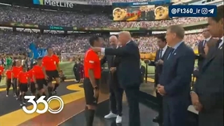 اهدای مدال به علیرضا فغانی توسط دونالد ترامپ پس از فینال جام جهانی باشگاه‌ها