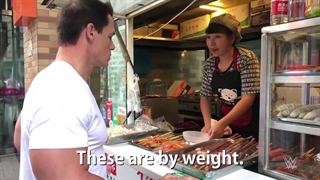 جان سینا از خانم چینی غذا میخرد