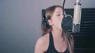 کاور آهنگ golden از huntr/x توسط یوجین