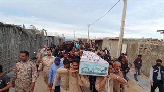 تشییع پیکر مطهر شهید گمنام در جزیره هنگام با حضور زنده یاد عادل حسنی هنگامی