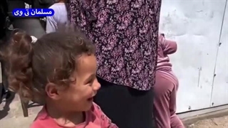 شادی دختر بچه غزه‌ای که بعد از تحمل مدتی گرسنگی توانست غذا دریافت کند... 