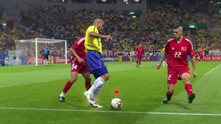 دریبل‌های تماشایی و بی‌نظیر از ستاره‌های فوتبال