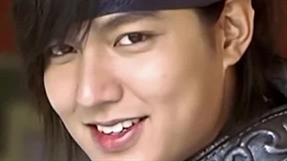 جوری که مین هو لبخند میزنه :)