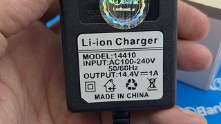 شارژر 12 ولت 1 آمپر باتری‌ لیتیوم یون 3 سل ولتاژ خروجی 14.4 ولت