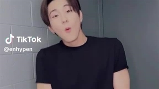 و چند دقیقه بعد ایدلش خیلی نرمال تر: