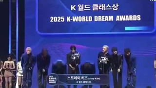 این دومین جایزه که چان اینگلیسی از استی های غیر کره ای تشکر می کنه⁦♡⁠˖⁠꒰⁠ᵕ⁠༚⁠ᵕ⁠⑅⁠꒱⁩(چقدر تو خوبی کرددددد⁦♡⁠(⁠Ӧ⁠ｖ⁠Ӧ⁠｡⁠)⁩)