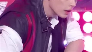 فنکم لینو در اجرای آهنگ ceremony از استری کیدز