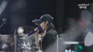 اجرای آیو/strawberry moon by iu