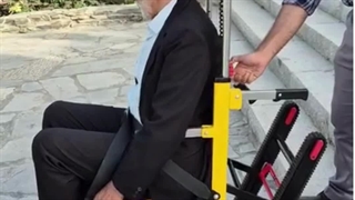 استفاده مشتری عزیز از ویلچر پله رو شرکت مداطب