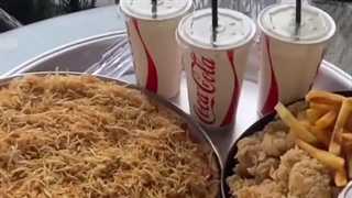 رستوران چیکن فکتوری بام لند با پیتزای مرغ