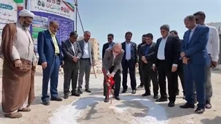 کلنگ‌زنی احداث زمین چمن مصنوعی شهرک نریمان شهر قشم در هفته دولت 1404