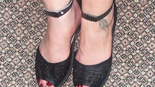 قدرت مشکی: چرا هر خانمی به یک پاپوش مجلسی مشکی نیاز دارد؟