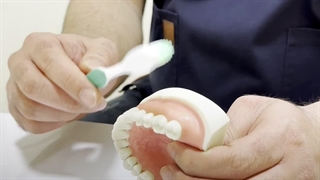 روش صحیح مسواک زدن با توضیحات دکتر دانیال باقریان‌نژاد | بهترین دندانپزشک در اصفهان