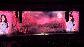 اجرای زیبای آهنگ Dreams in summer night جیونی روز اول فنمیتینگ