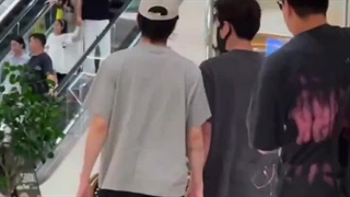 ~● دیروز فنها جوزف و چنگ لی رو دیده بودن تو پاساژ مثل اینکه رفته بودند برا بایلو کیک بگیرند ()