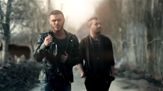 موزیک ویدیو امیر تتلو و آرمین زارعی به نام یه چیزی بگو