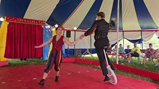 کسی و ویل با سیرکوس گریمالدی تک‌چرخ می‌زنند