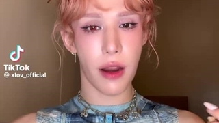 فقط منم که از آرایش و ناخونا و موها و اصن همه چی اکس لاو جز آهنگاشون بدم میاد؟ووموتی و لویی کجان؟چرا ریدن تو بچکا