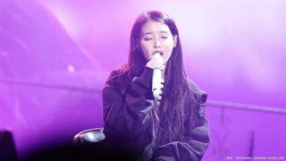 اجرای آهنگ knee آیو +ترجمه صحبتای جیونی