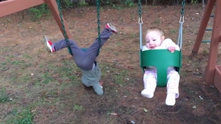 ویدیوهای خنده‌دار برتر: بچه‌ها روی تاب اشتباه بازی می‌کنند