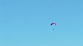 یک مرد مراکشی برای رسیدن به اسپانیا با پاراگلایدر از مرز عبور کرد