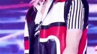 فنکم منتشر شده از فلیکس حین اجرای ceremony در میوزیک کور