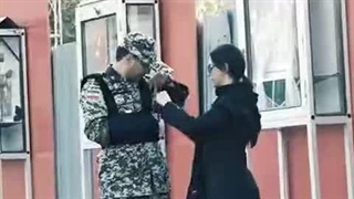 واکنش مردم وقتی میبینن یه ارتشی به کمک نیاز داره