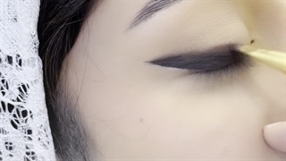 چطور برای پلک افتاده خط چشم بکشیم | آموزش حرفه‌ ای خط چشم کشیده | سالن دلسا