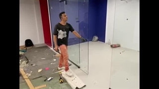 اجرای پارتیشن شیشه‌ای فریم‌لس - شاه شیشه