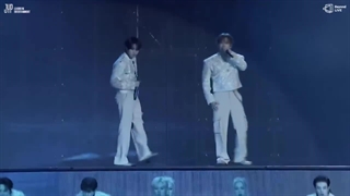 اجرای آهنگ THUNDEROUS از STRAY KIDS روز آخر تور کنسرت DominATE♡♡