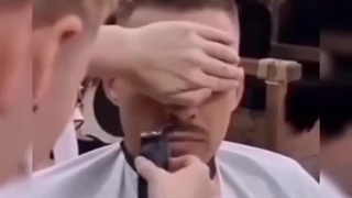 زنه میخواد سیبیل مرده کوتاه کنه| خنده دار