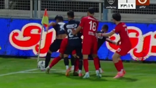 بچه‌هایی‌کلاس‌اول‌ابتدایی وقتی زنگ تفریح توپ درمحوطه مدرسه میدیدن. این صحنه برای‌ خیلیامون در دوران مدرسه اتفاق افتاده قطعاااا