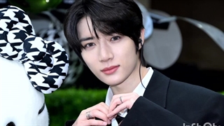 منتشر شده از بومگیو عضو تی اکس تی به همراه بازیگر تیناشه تماشیر تو رویداد مربوط به Hello kittys picnic garden در توکیو