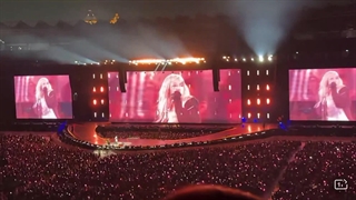 اجرای کامل بانو رزی با number one girl در روز دوم کنسرتِ جاکارتا