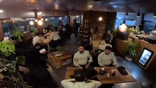 نشت افراد نیروی انتظامی در کافه‌ها و برخورد مردم