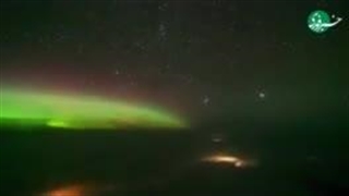 منظره حیرت انگیز شفق های قطبی از کابین خلبان