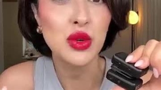 (یه لایک به رنگ لبَت؛ حالِ تو رو عوض میکنه، نگاهِ بقیه رو متوجهت)