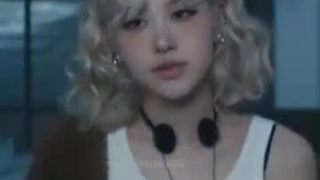 رزی اونیم با مو های فرفری