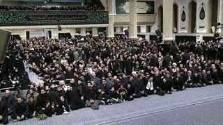 تصویری از ورود رهبر معظم انقلاب به مجلس عزای فاطمی - فاطمیه 1404