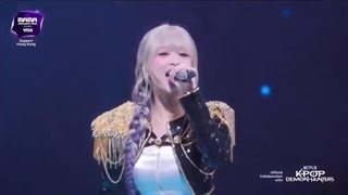 کاور golden و what it sounds like از اهیون، رورا و پاریتا در مراسم ماما ۲۰۲۵