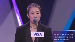 کارگردان انیمیشن پرطرفدار شکارچیان شیاطین کیپاپ موقع دریافت جایزه و سخنرانیش کاور آهنگ گلدن ( ادامه کپشن )