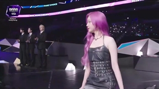 این ویدیو ها از روز اول مراسم ماما موقعی که بیبی‌مانستر میرن جایزشونو بگیرن وایرال شده که ( ادامه کپشن )