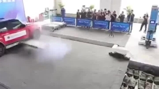 آزمایش سیستم پرتاب باتری خودروی برقی برای مهار آتش‌سوزی در چین