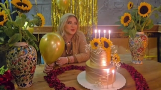 تولد بهاره رهنما با تم پاییزی در یک کافه شیک