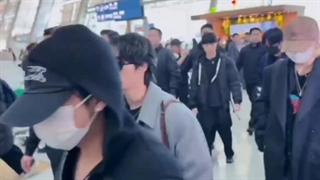 پسرا در فرودگاه برای رفتن به تایوان برای مراسم AAA