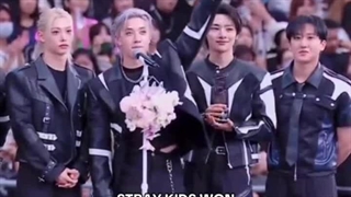 پسرامم برنده جایزه آرتیست سال(دسانگ خواننده سال شدن) تبریک بهشون♡♡