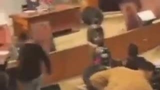 اعتراض جنجالی یک دانشجو به سعید جلیلی: «دستان و نفستان بوی خون می‌دهد»