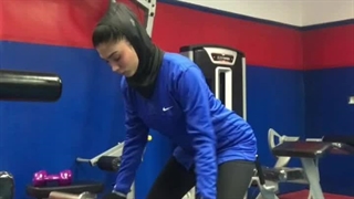 ٣. زیر بغل هالتر ایستاده